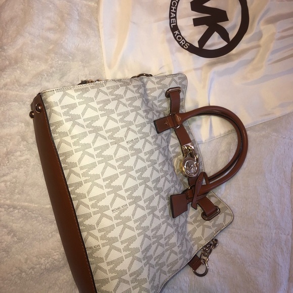 Micheal Kors bag. - Picture 3 of 8